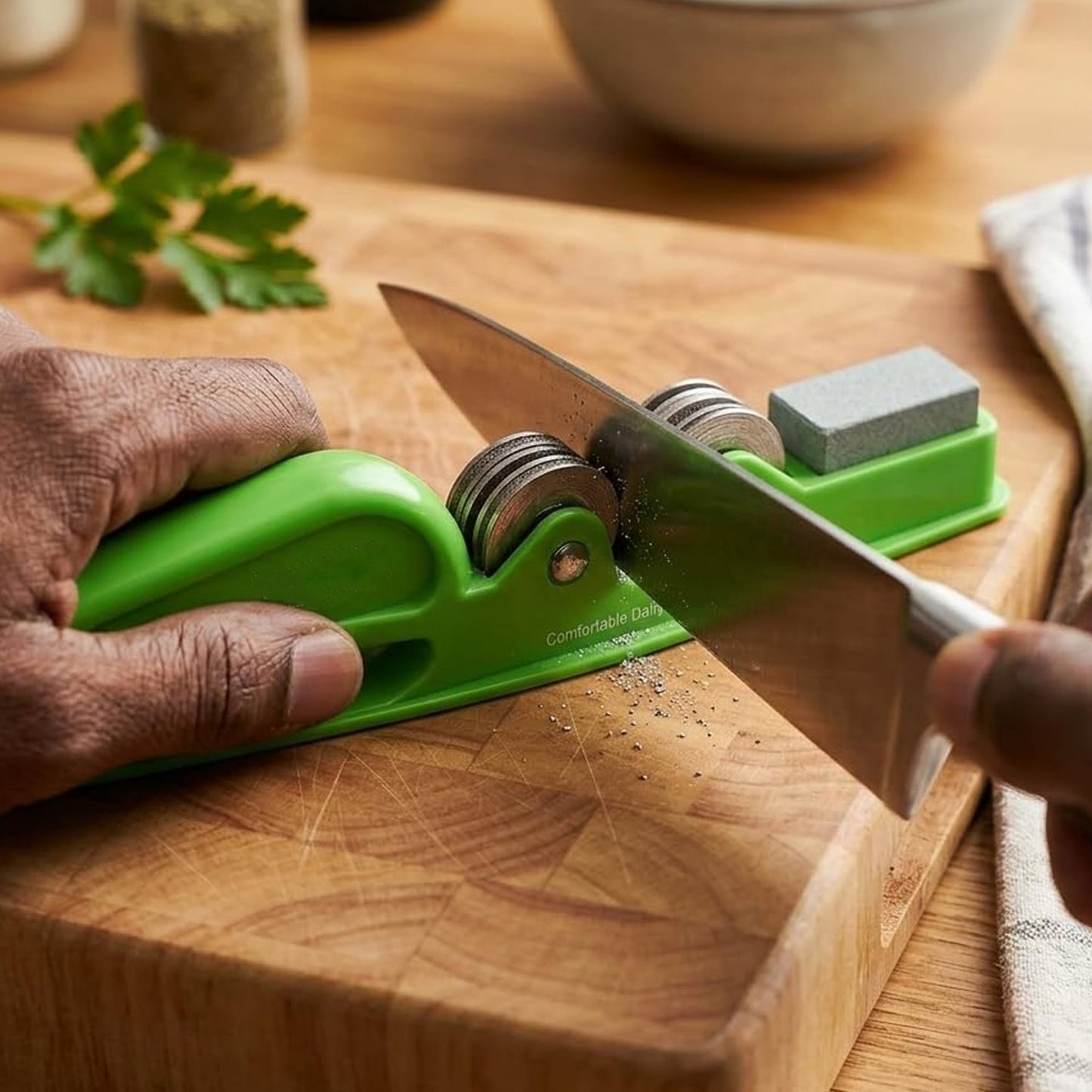 Handheld blade sharpening tool for kitchen knives