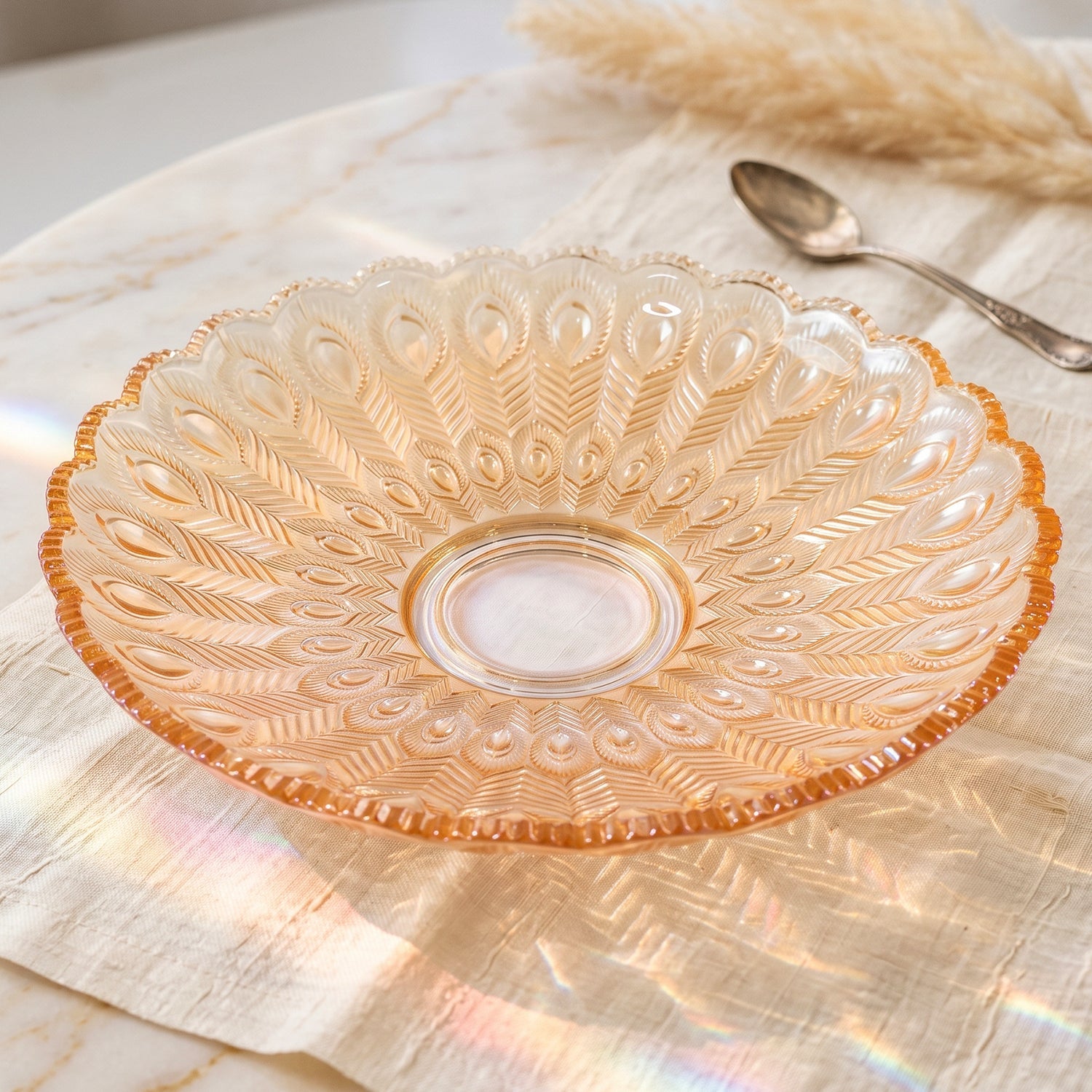 Decorative 23 cm glass plate for parties and dining