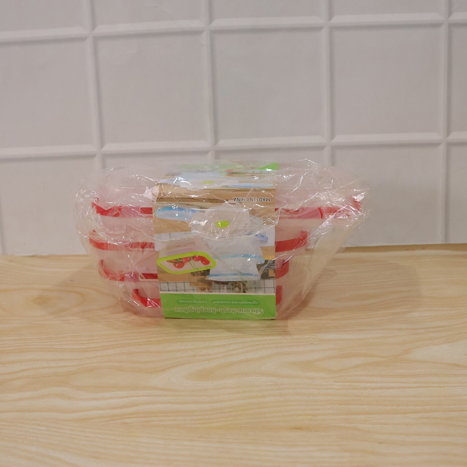 Daily use of collapsible food container in various settings