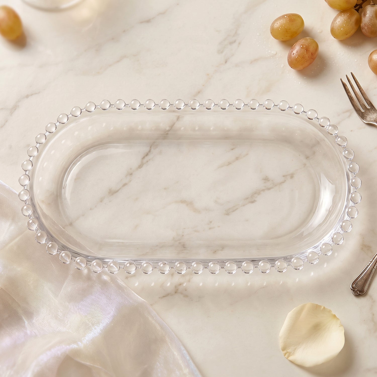 Glass snack tray with oval shape and beaded border