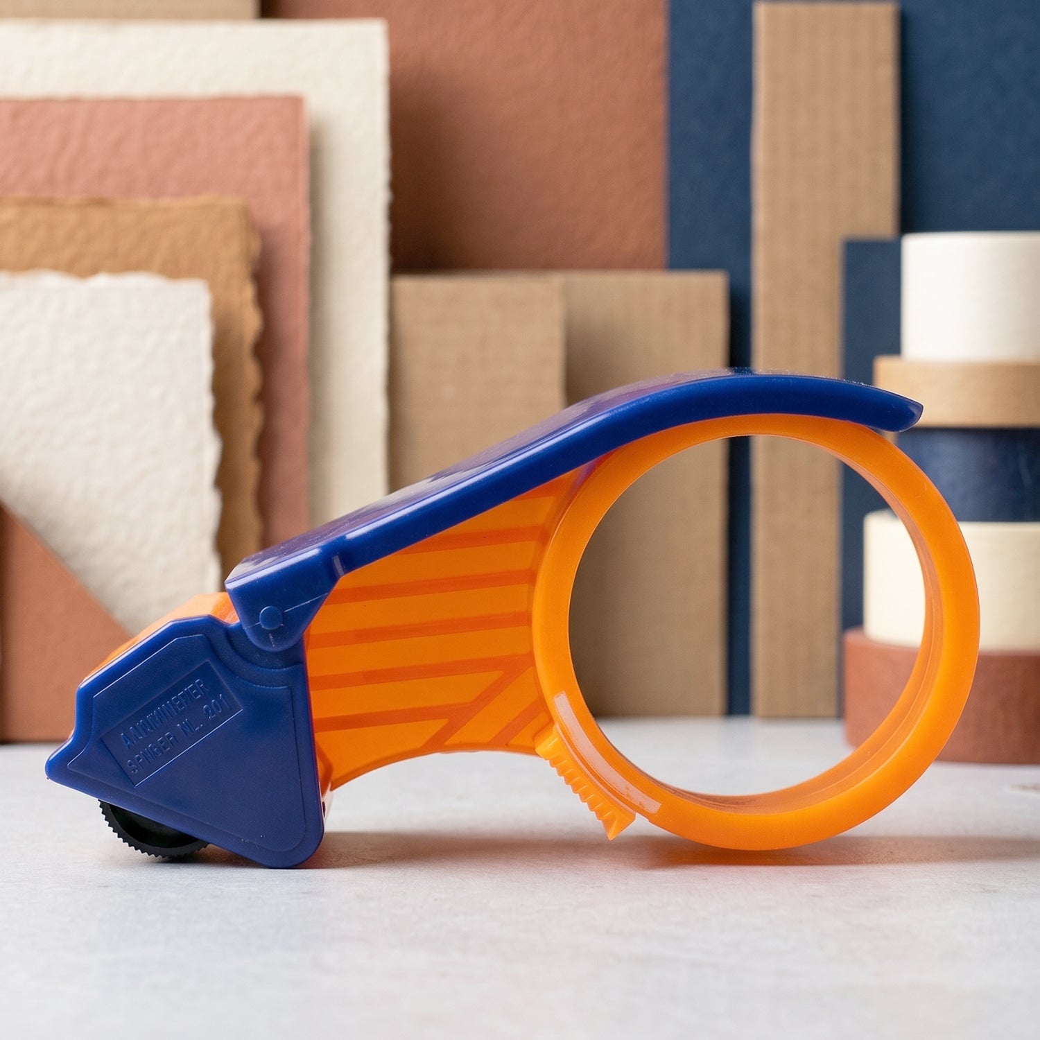 Tape dispenser suitable for parcel and courier packing