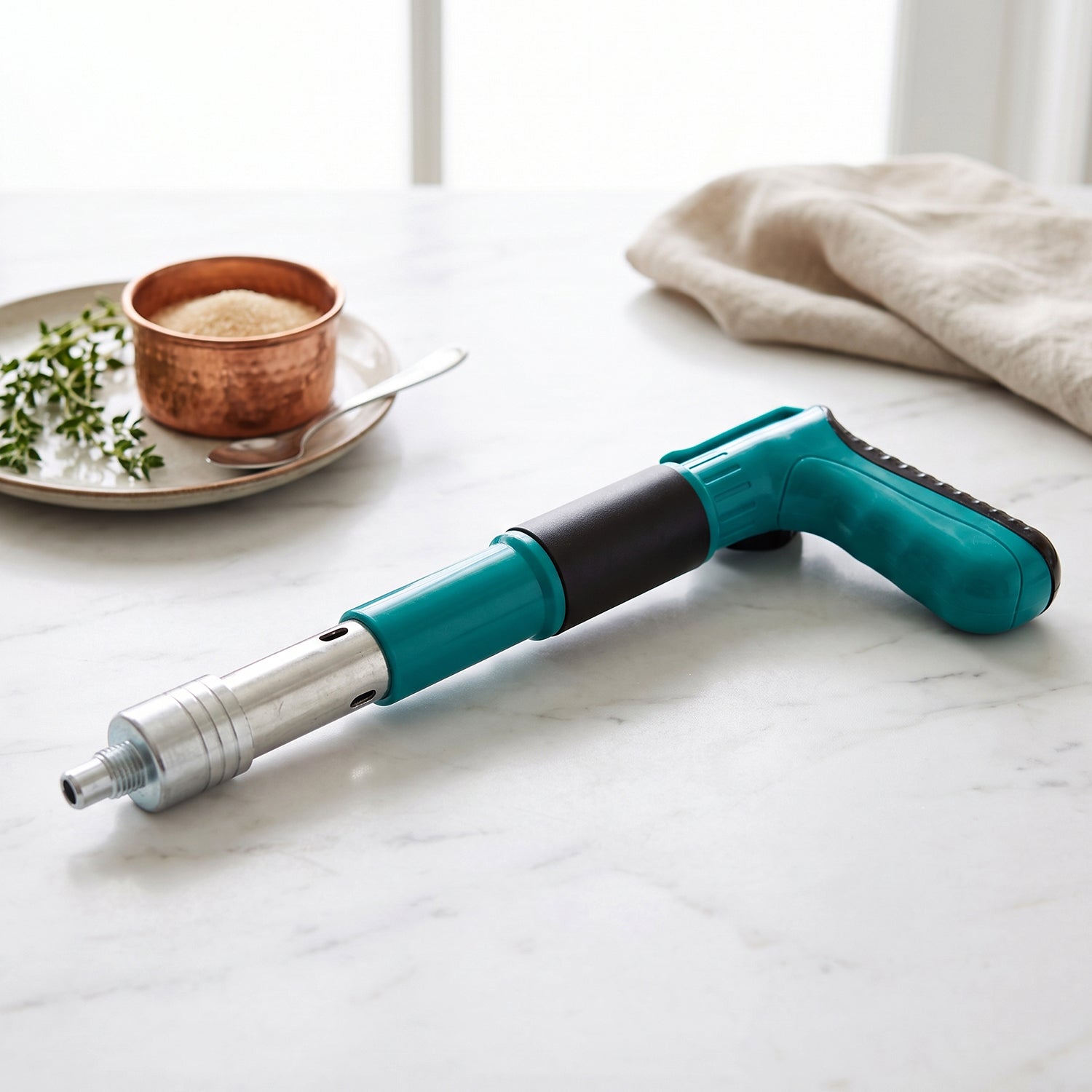 Manual fastening tool for DIY home repairs